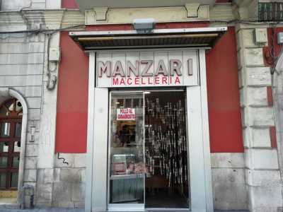 L�altra macelleria a nome Manzari � quella situata alla fine di corso Cavour. Fu aperta da Michele Manzari nel 1936 ed � ancora di propriet� della famiglia...